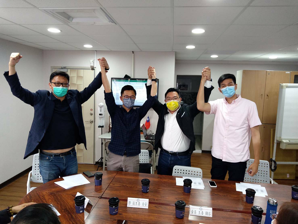 國民黨台北市第三選區（松山信義）初選，左起為吳志剛辦公室主任滿志剛、曾任丁守中競選團隊發言人詹為元、李柏毅辦公室主任田方倫及前議員王正德姪子陳俞亦。 圖：國民黨台北市黨部 / 提供