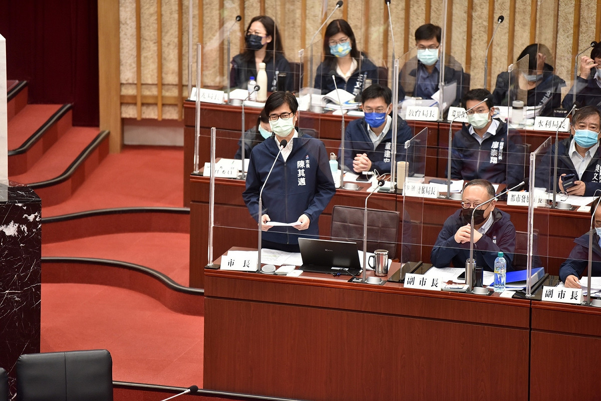 陳其邁(前排左一)臨時向議會請假回府開會。（資料照） 圖：高雄市政府提供