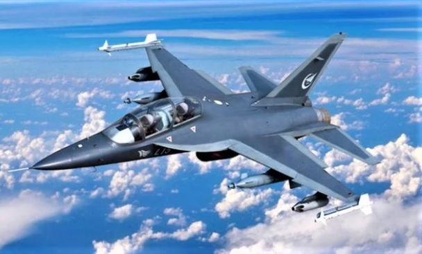 中國 L-15 獵鷹的高級教練機在河南省商丘虞城縣張集鎮曹樓村墜毀，上面疑有俄國飛行員。 圖 : 翻攝自飛行器科技