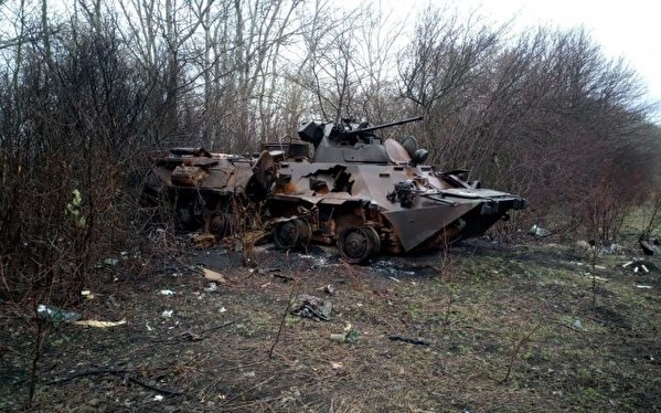 烏克蘭軍隊摧毀的俄軍裝甲車。 圖 : 翻攝自烏克蘭國防部