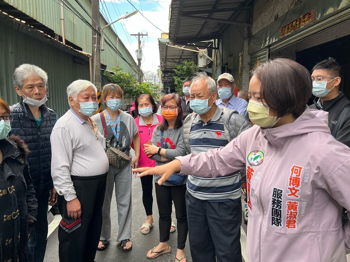 黃淑君擔任何博文辦公室主任，是何選民服務、問政質詢的左右手。 圖：黃淑君提供
