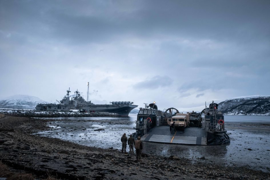 美軍「奇爾沙治號(LHD-3)」兩棲攻擊艦4月12日在挪威海域進行登陸操演。 圖：US Navy(資料照片)