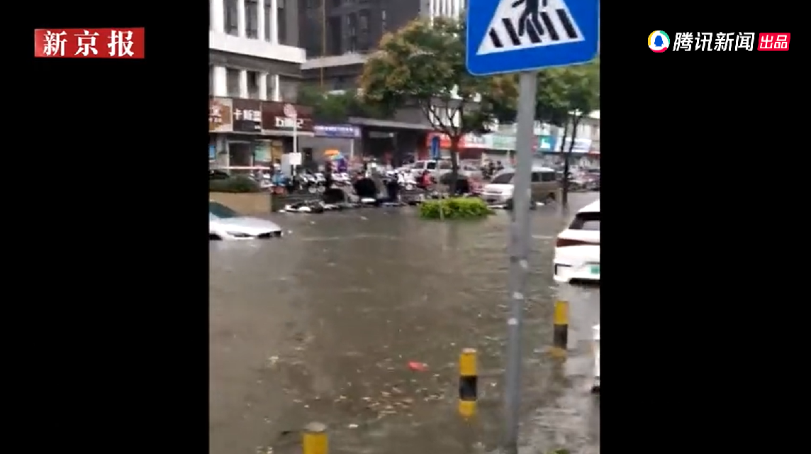 福州市部分地區遭暴雨襲擊，多個路段積水嚴重。 圖：翻攝自騰訊網
