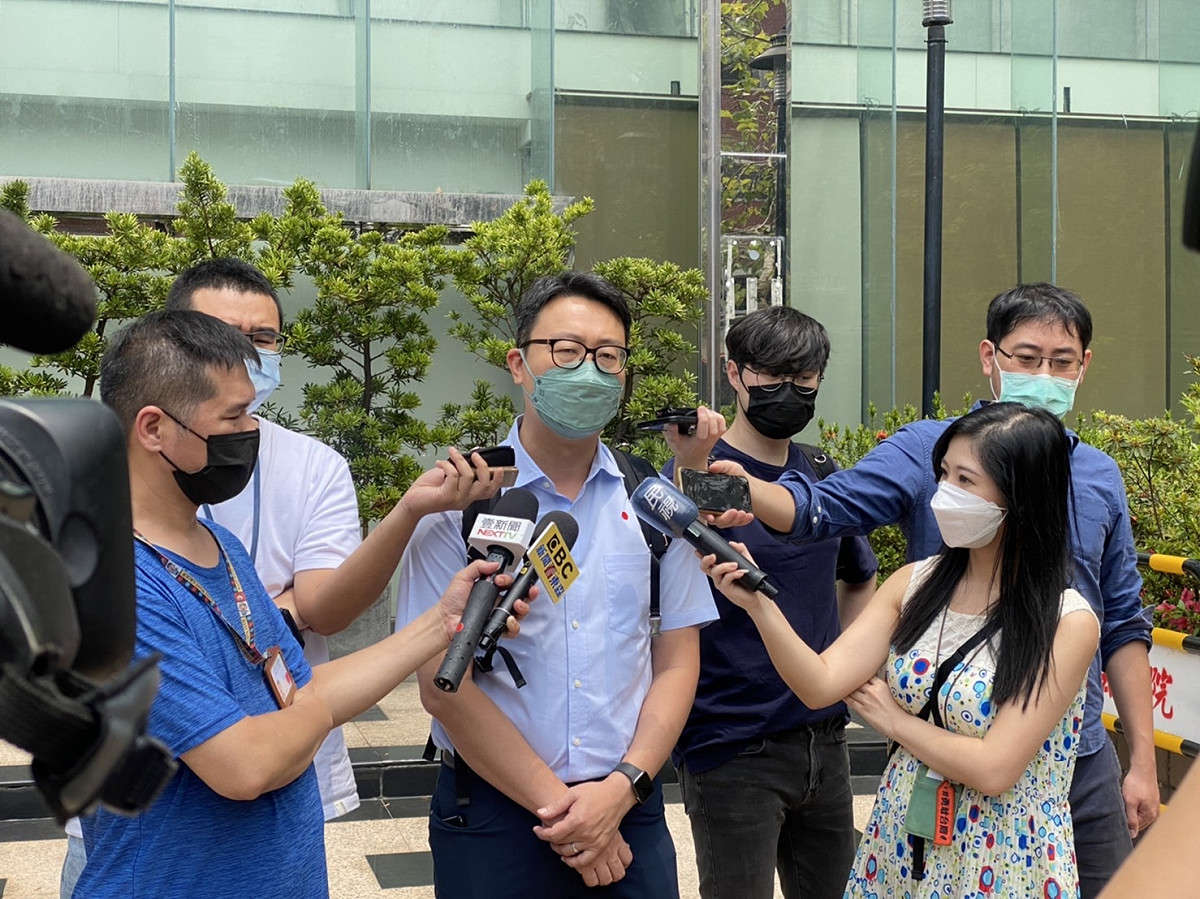 陳世凱要求盧秀燕先向台中市民道歉。 圖：蔡其昌辦公室提供