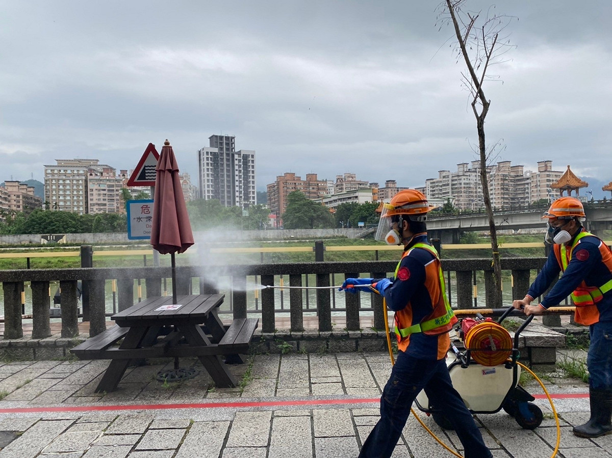 清潔隊員進行消毒作業。