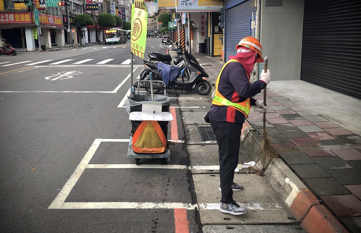 清潔隊員進行掃路工作。