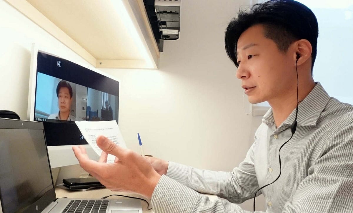 林昶佐今天透過視訊質詢外交部次長俞大㵢。 圖：取自林昶佐臉書