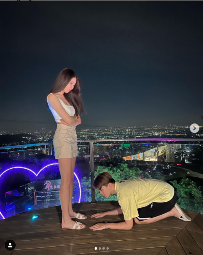 孫生發出自己對女友下跪的照片。 圖：翻攝自孫生IG