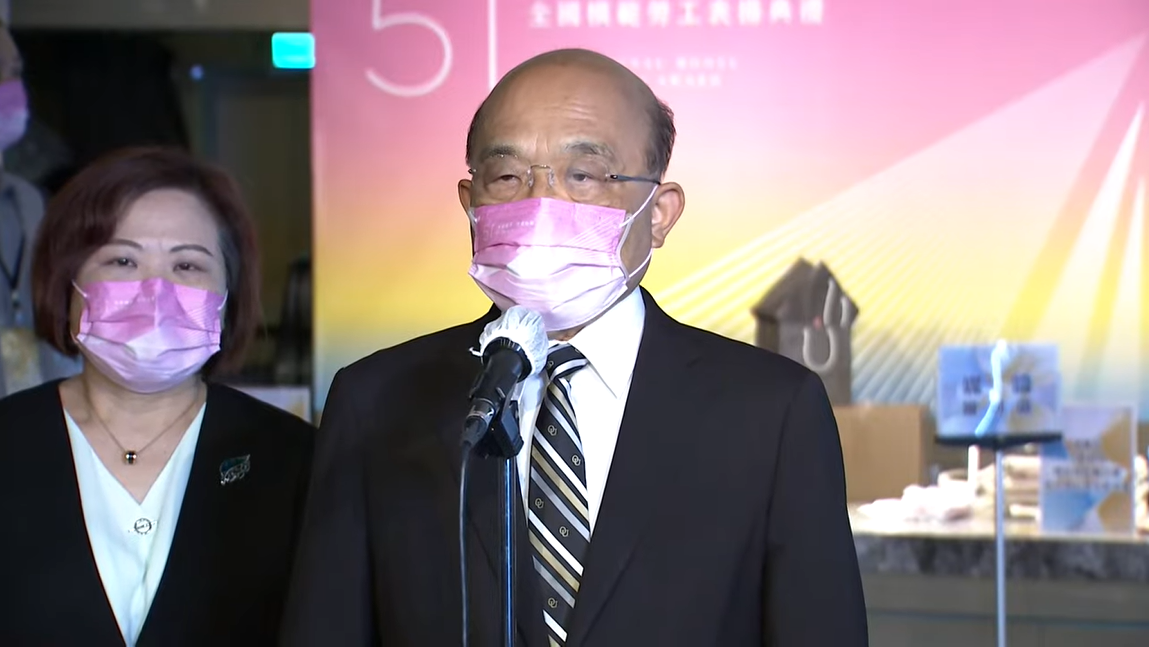 行政院長蘇貞昌今（27）天下午出席「111年紀念五一勞動節暨全國模範勞工表揚大會」前受訪。 圖：擷自直播畫面