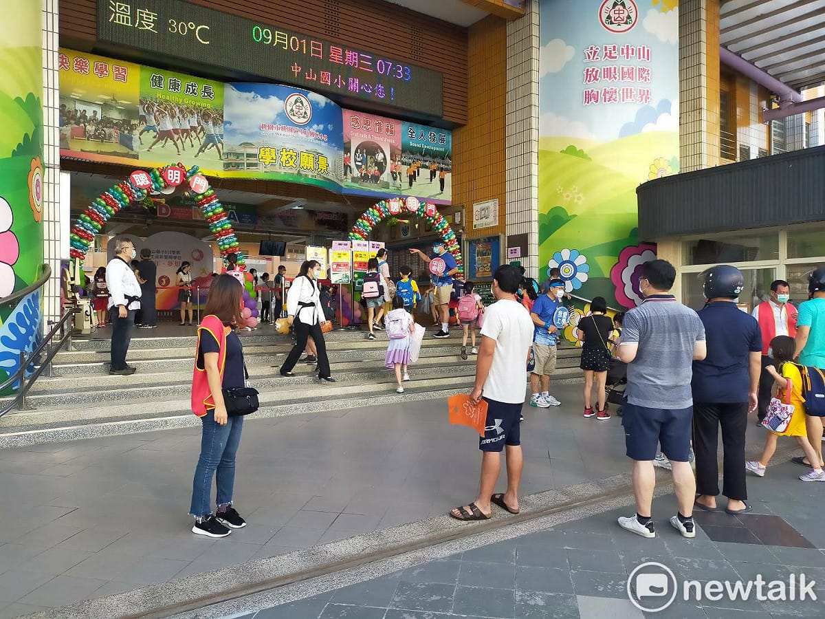 桃園市最大的國小桃園區中山國小確診班達已達１０班，全校明起停課至5/5復課。 圖：林昀真／攝(資料照)