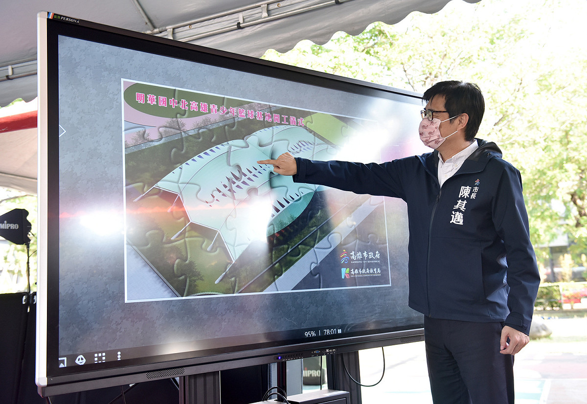 陳其邁期許明華國中成為北高雄運動聖地。 圖：高雄市政府提供