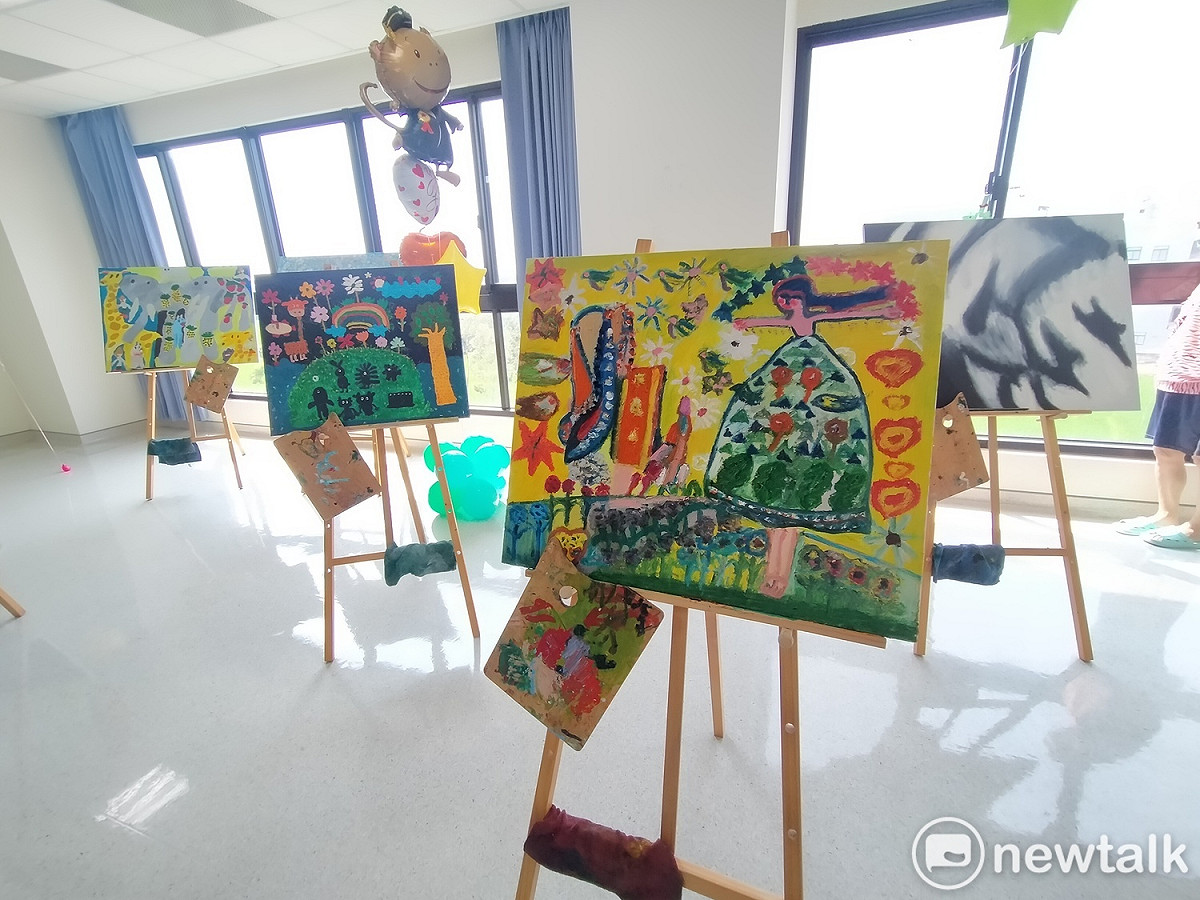 美德醫院展出病友畫作。 唐復年/攝