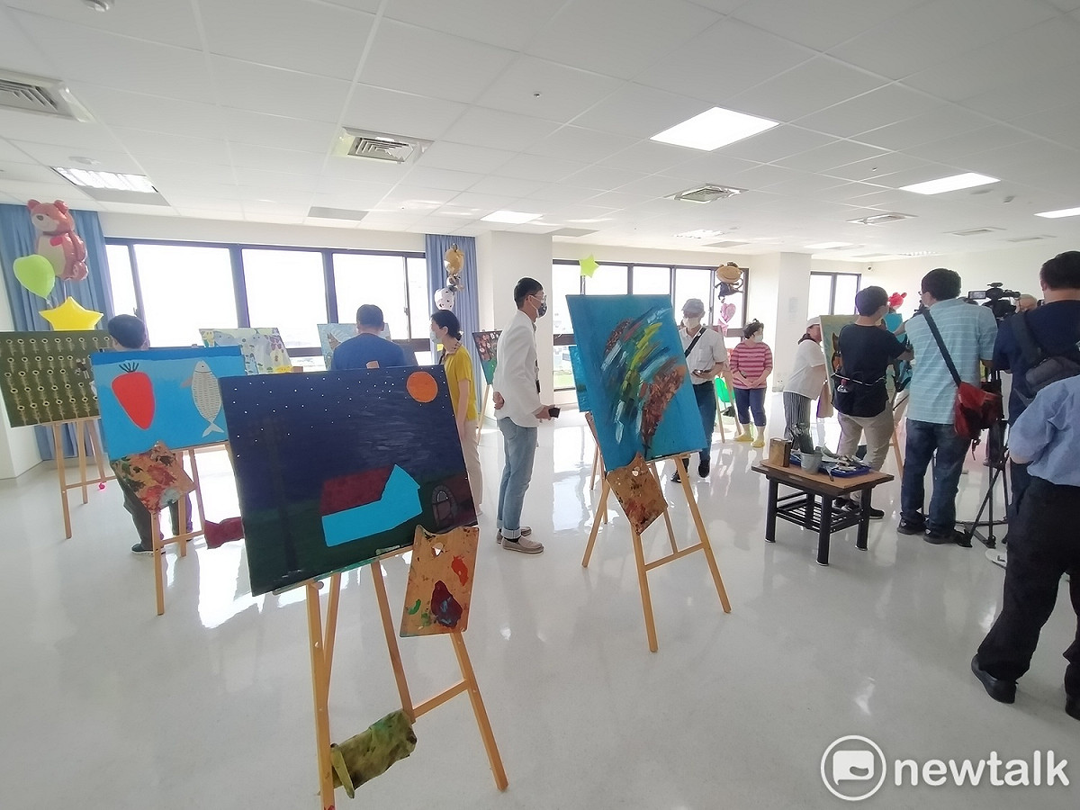 美德醫院展出病友畫作。 唐復年/攝
