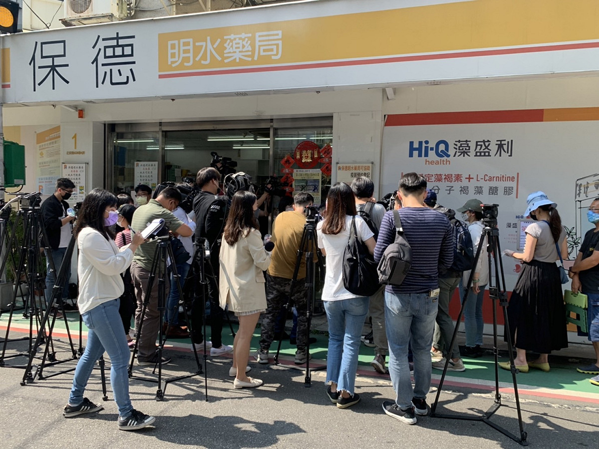 快篩實名制今上路，不少藥局一早外頭就大排長龍！ 圖：褚明仁/攝影
