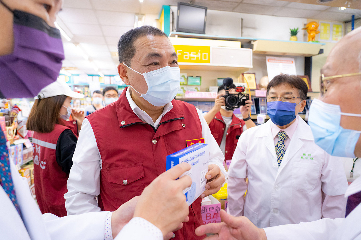 侯友宜認為快篩試劑售價應該再調降。 圖：新北市衛生局/提供