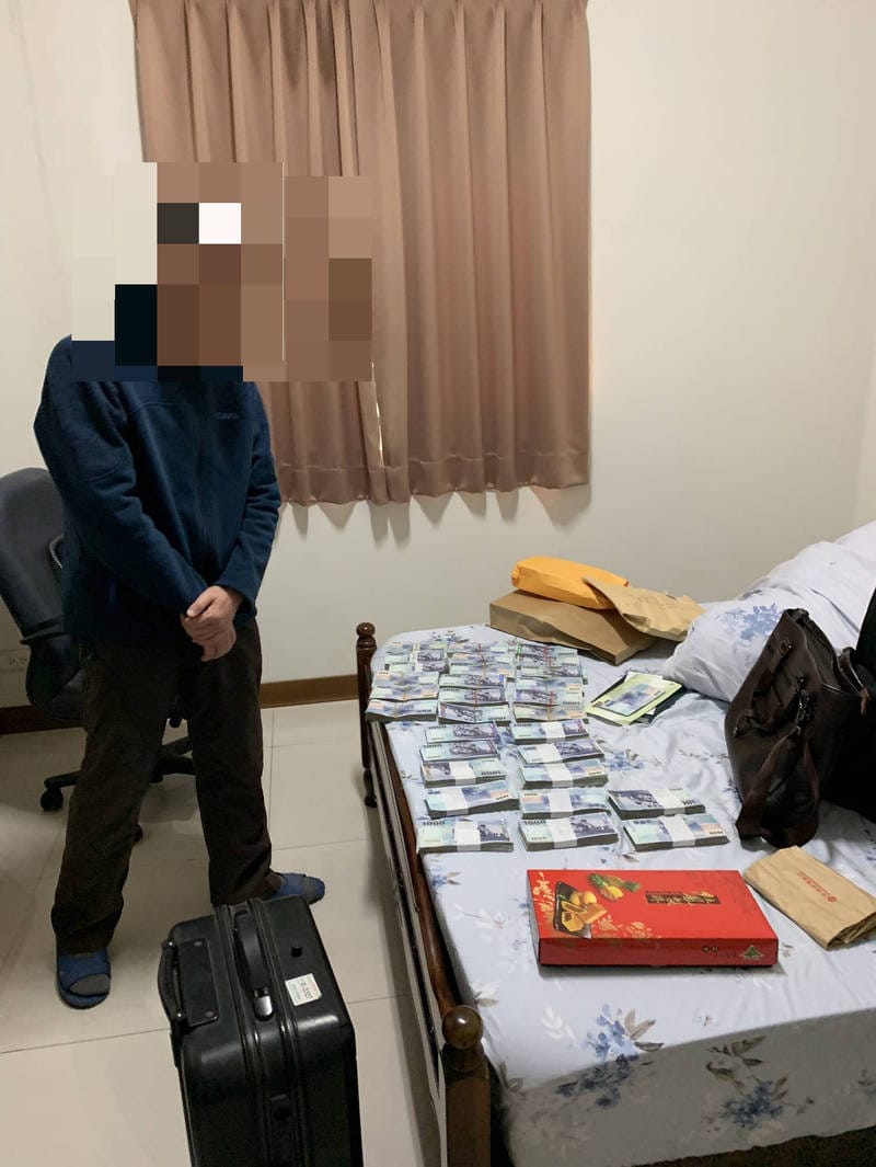 前交通部高速公路局南區養護工程分局長賴榮俊涉嫌收賄，檢方在其宿舍搜出300萬現金。 圖：彰化地檢署／提供