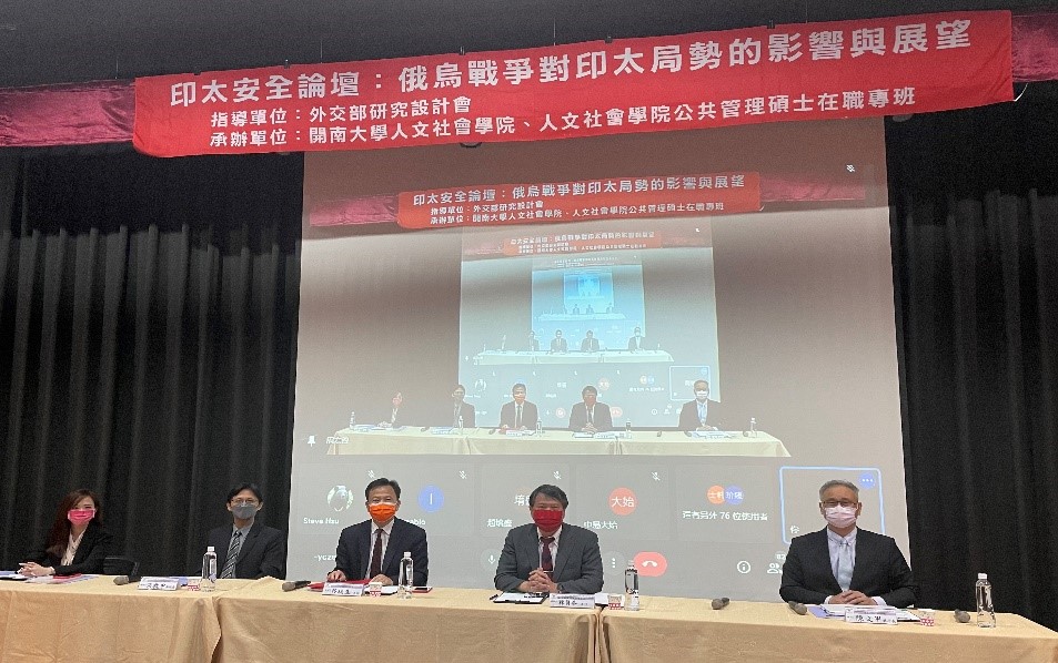 圓桌論壇主持人及四位與談人合影。 圖：開南大學提供