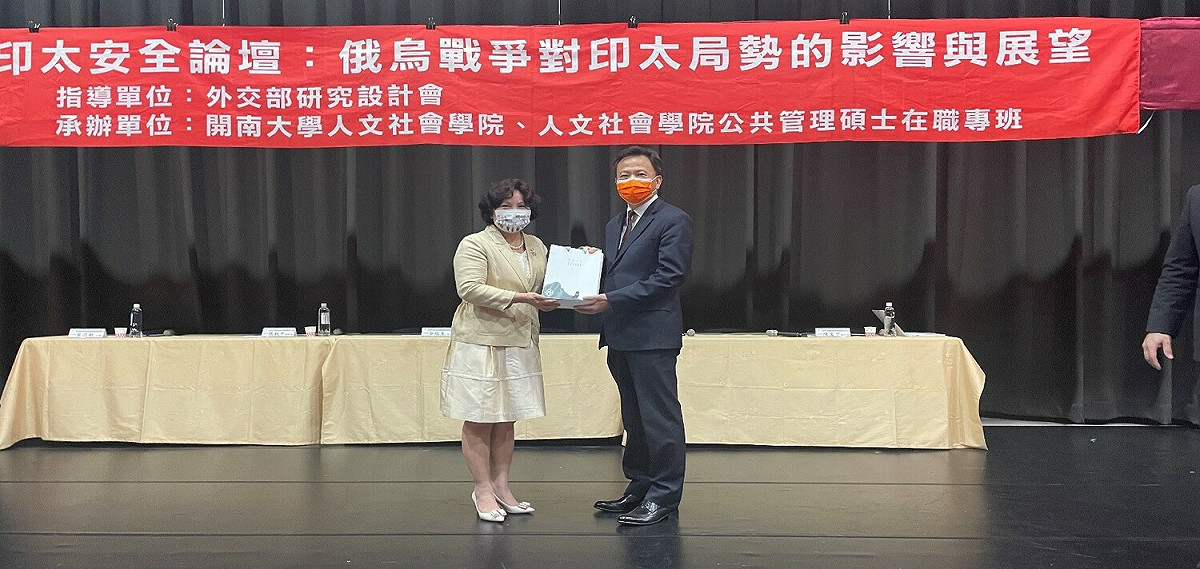 開南大學林玥秀校長（左）與外交部研究設計會谷瑞生主任（右）合影。 圖：開南大學提供