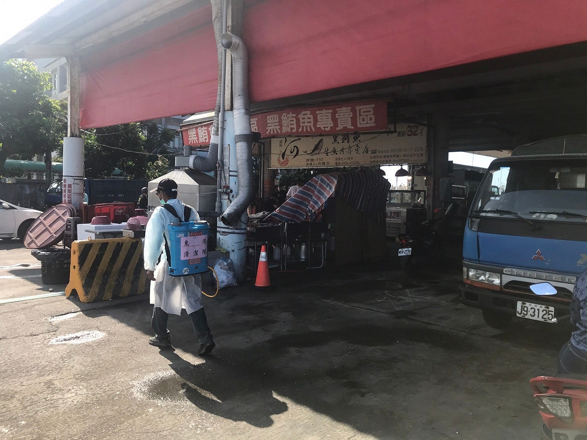 有確診者足跡的東港魚市場進行清消。 圖：屏東縣政府提供