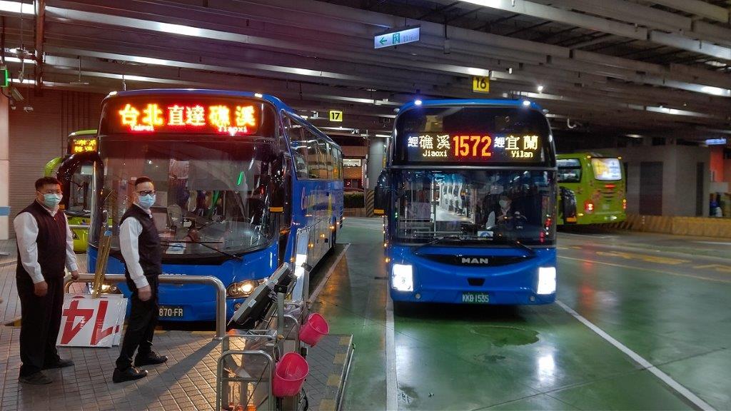 旅客可於板橋轉運站（板橋火車站東二門對面）、市府轉運站、台北轉運站（臺北火車站北一門對面，台北地下街Y1出口）、圓山轉運站及新店大坪林站…等站搭乘國道客運前往宜蘭 圖：台北區監理所／提供