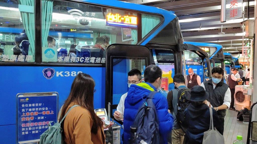 4歲以上乘客搭大型車上國道未繫安全帶，12月1日起將開罰3000元至4500元（客運資料照）。 圖：台北區監理所／提供