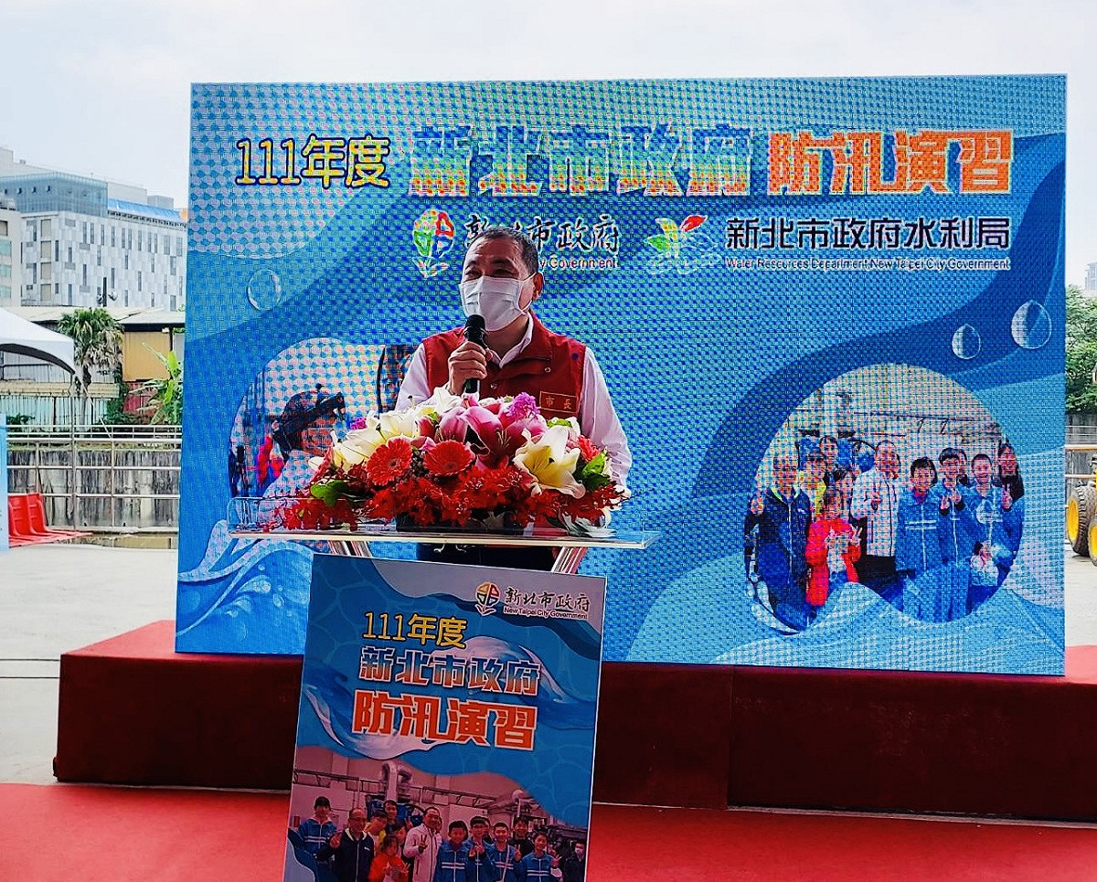 侯友宜親臨視導時表示，「防汛視同作戰，一刻不得疏忽」。 圖：新北市水利局提供