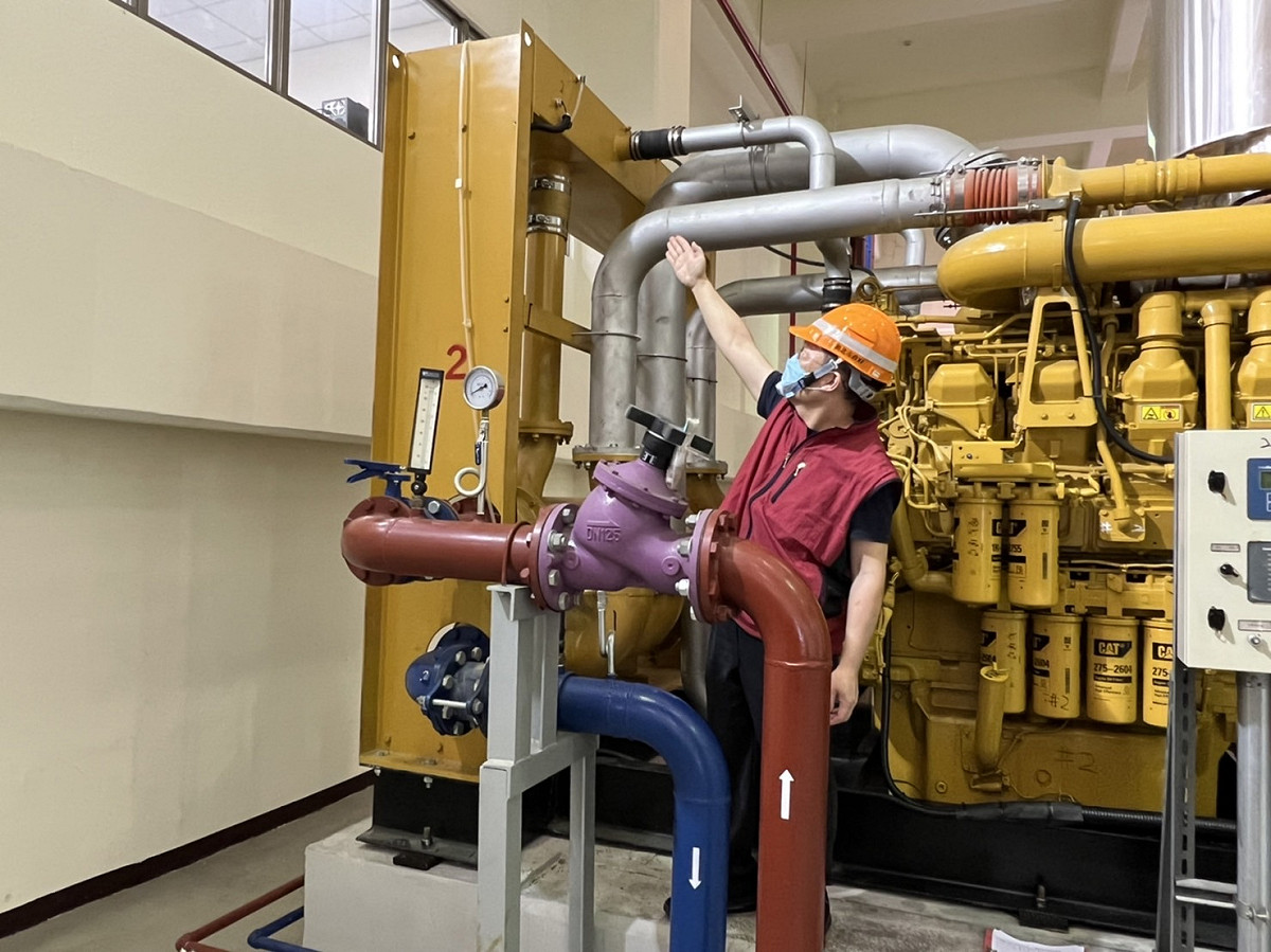 檢查抽水機冷確水是否正常。 圖：新北市水利局提供