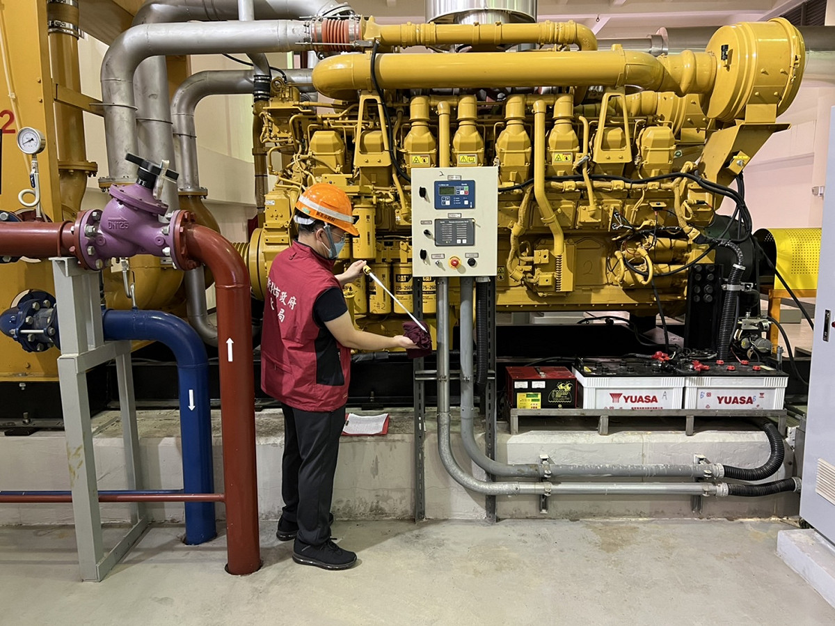 檢查抽水機潤滑油是否正常。 圖：新北市水利局提供