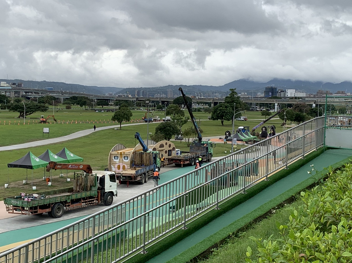 高灘地河濱公園熊猴森樂園設施撤離。 圖：新北市水利局提供