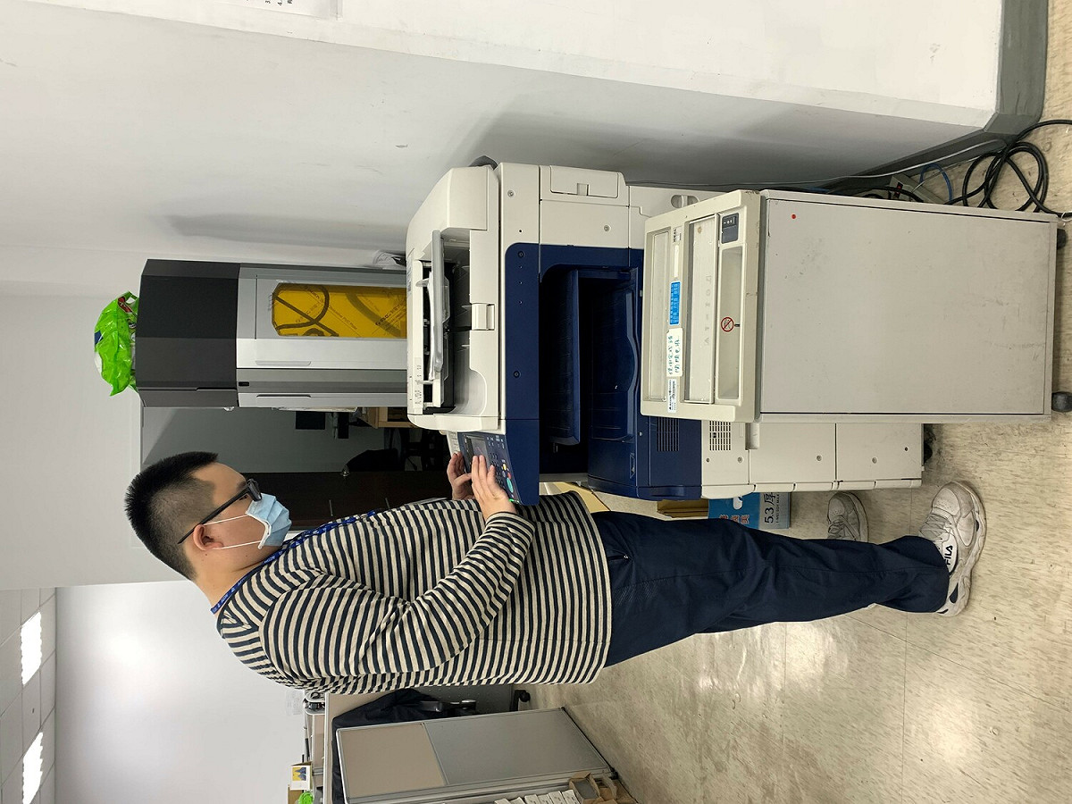 K先生處理資料掃描。 圖：新北市勞工局提供