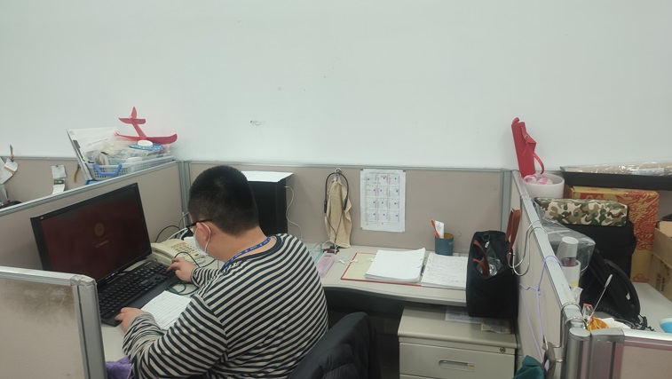 K先生處理目錄建檔認真工作。 圖：新北市勞工局提供