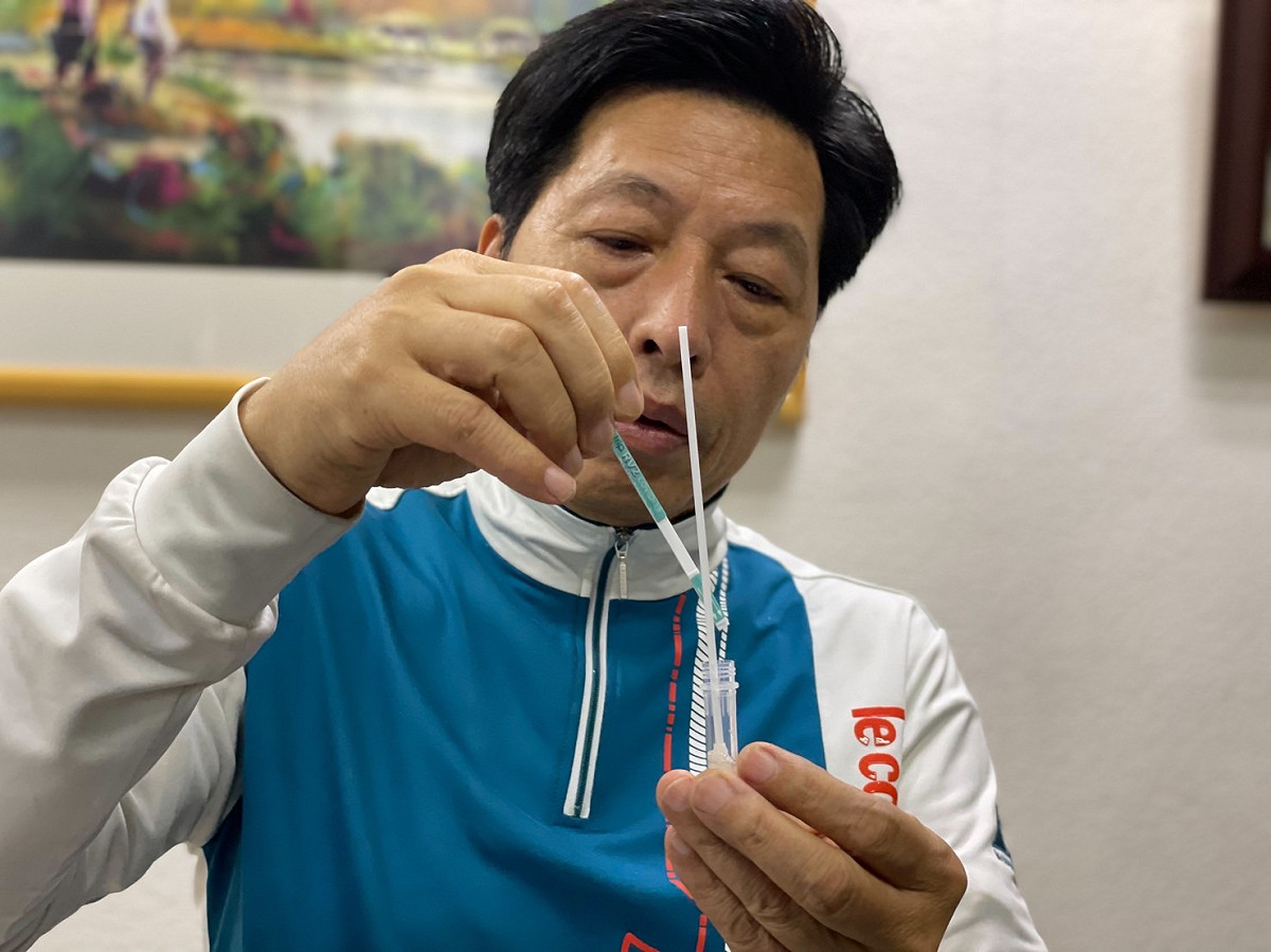 鄭寶清呼籲衛福部應加速引進已在歐美取得認證、便宜又方便使用的唾液快篩。 圖：鄭寶清辦公室/提供