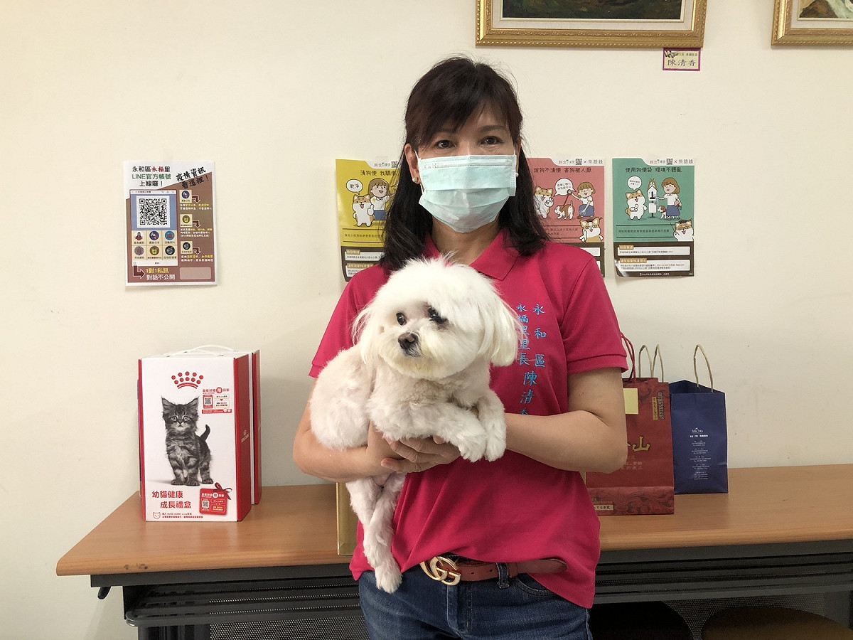 陳清香和愛犬妞妞。 圖：新北市動保處提供