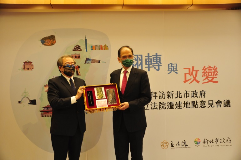 秘書長林祐賢致贈紀念品。 圖：新北市城鄉局提供