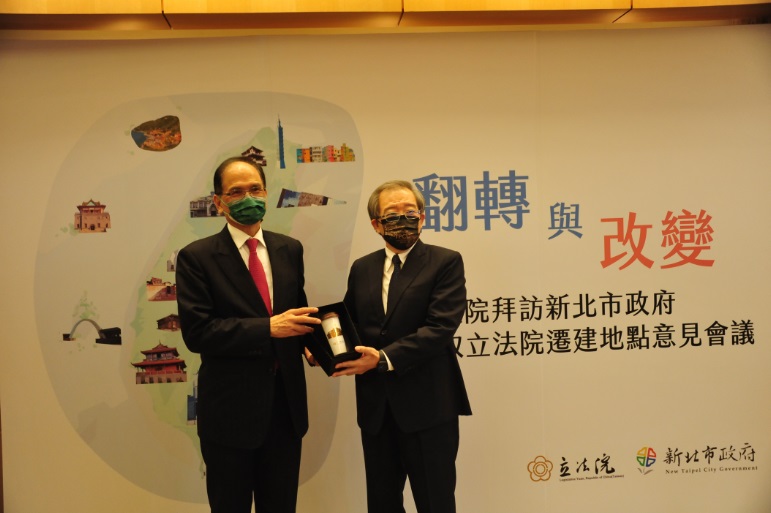 行政院長游錫堃致贈紀念品。 圖：新北市城鄉局提供
