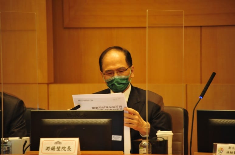 行政院長游錫堃聆聽簡報。 圖：新北市城鄉局提供