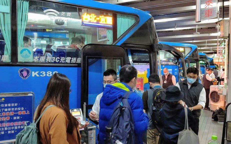 4歲以上搭大客車上國道須繫安全帶 12/1起違規開罰3千起跳
