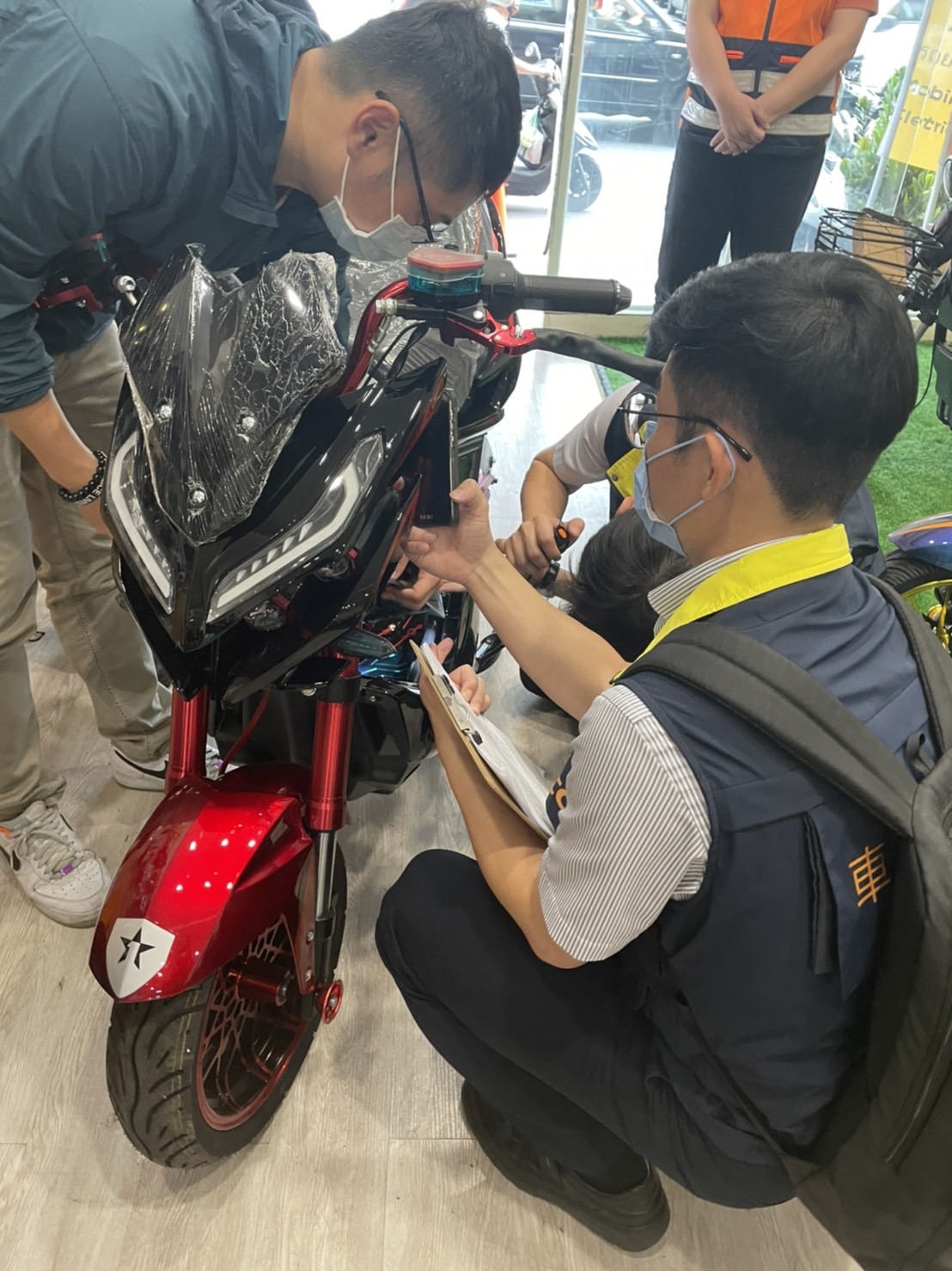 交通局辦理電動自行車業者聯合稽查。 圖：新北市交通局提供
