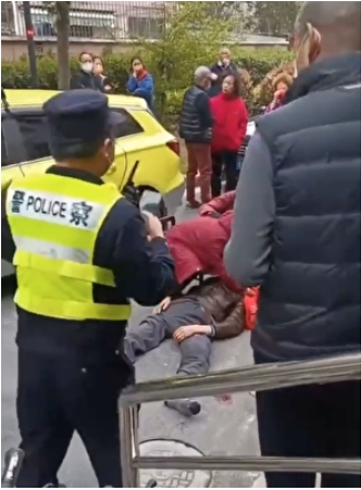 上海一位民眾疑似因新冠肺炎死亡，附近居民圍觀。 圖 : 翻攝自微博