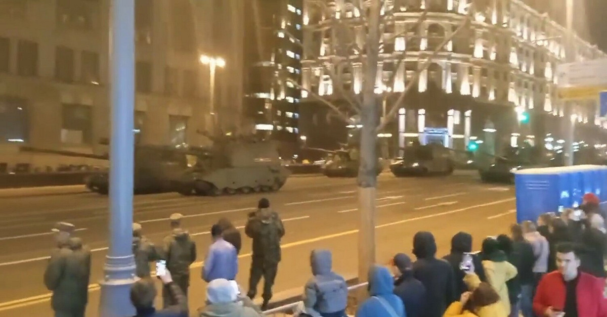 俄羅斯於當地時間28日晚間進行衛國戰爭勝利77週年閱兵式首次夜間彩排。 圖：翻攝自推特@ZradaXXII
