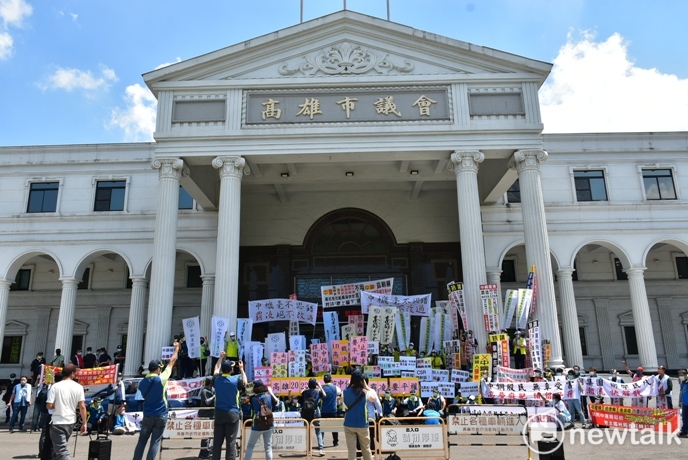 高雄市獨立總工會率眾至議會陳情。 圖：孫家銘攝