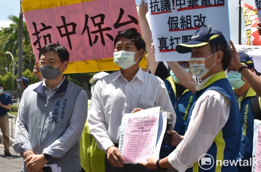 高市勞工局長周登春(中)代表接受陳情書。 圖：孫家銘攝