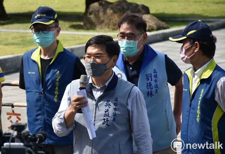 吳益政(左二)為高市獨總發聲。 圖：孫家銘攝