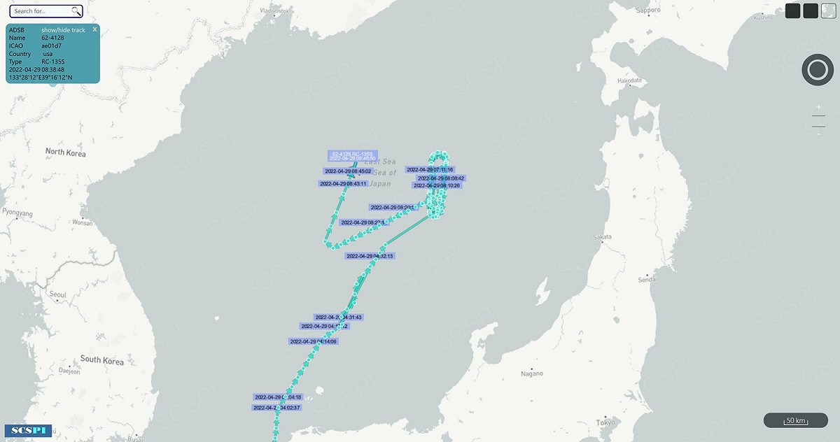 中國半官方智庫「南海戰略態勢感知計畫」(SCSPI)29日PO出美軍RC-135S「眼鏡蛇球」電子偵察機在日本海上空徘徊偵察的航跡圖。 圖：翻攝 SCS Probing Initiative推特
