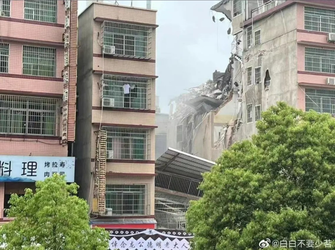 中國長沙有大樓忽然倒塌，廢墟堆疊高達兩層樓高。 圖：翻攝自北京青年報