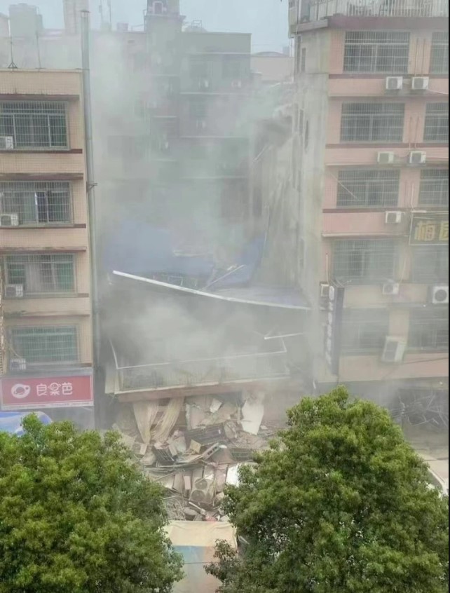 中國湖南長沙大樓倒塌，造成嚴重死傷。 圖：翻攝自北京青年報