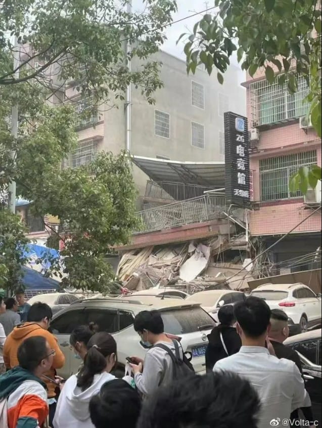 中國長沙有大樓倒塌，現場民眾圍觀。 圖：翻攝自北京青年報