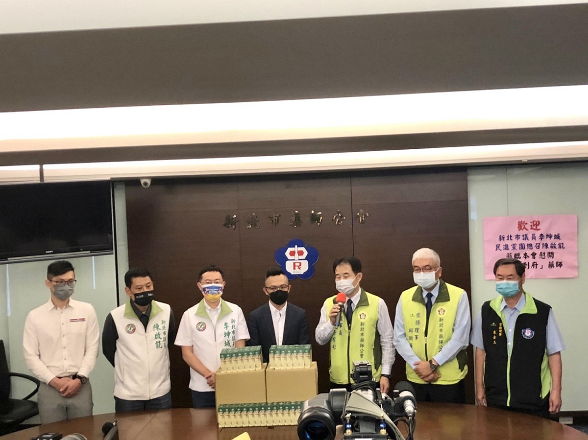 新北市議員陳啟能、李坤城感謝新北市藥師除了本身工作之外，於4月12日率全國之先配合衛生局到宅照護，提供確診輕症患者送藥到府服務，又於4月28日配合中央政府協助快篩實名制。 圖：李坤成辦公室提供