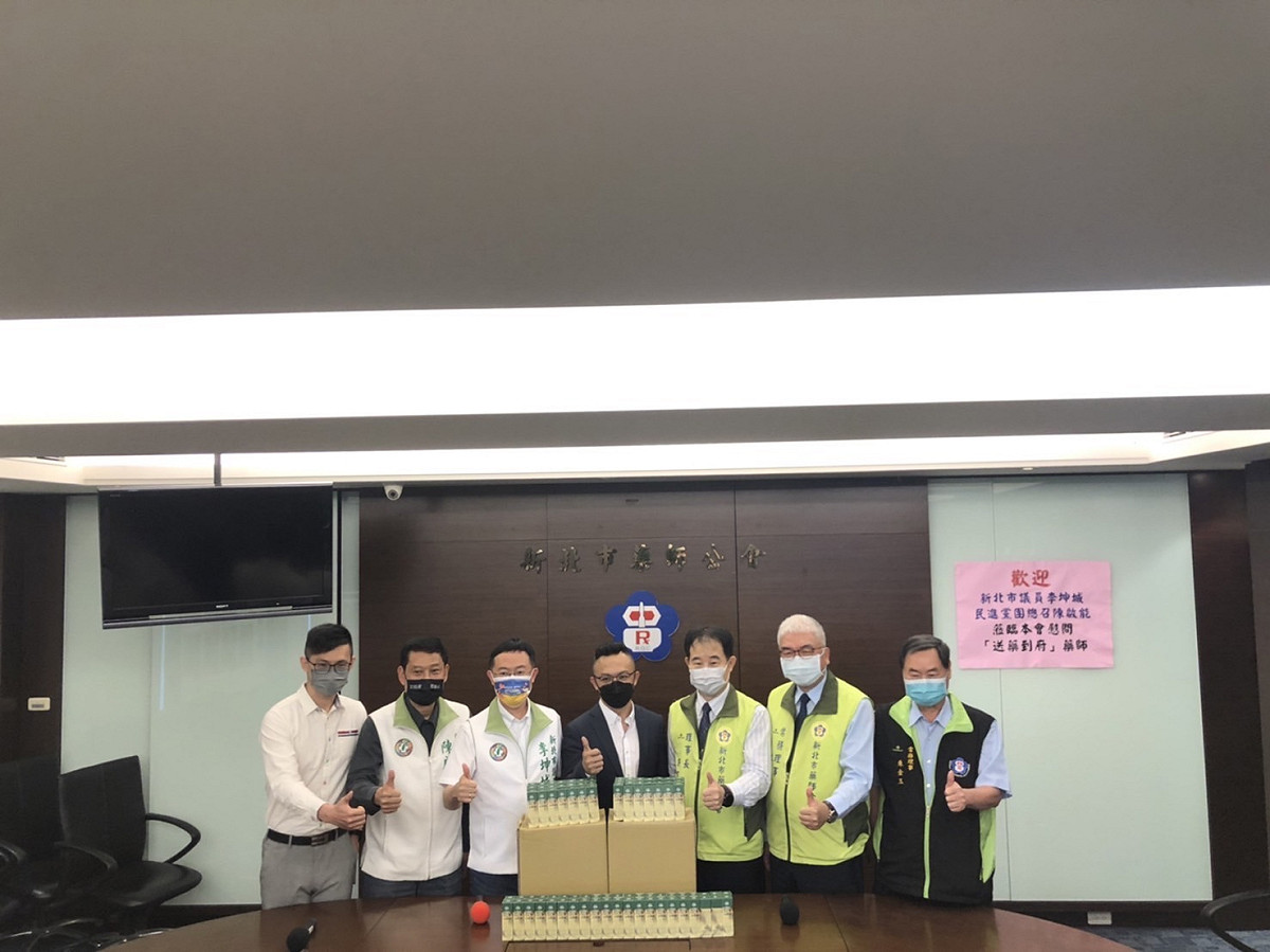 陳啟能及李坤城都呼籲新北市長侯友宜，除了中央所補助的200元津貼之外，建議市府可以運用愛心大平台資源或市府其他預算，再增加津貼給藥師，以感謝藥師配合市府對新北市居家照護者的協助。 圖：李坤成辦公室提供