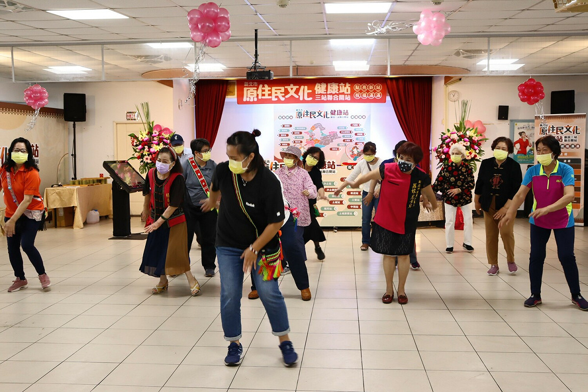 板橋區原住民族文化健康站帶領健康操活動。 圖：新北市原民局提供